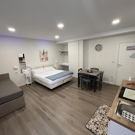 F Rooms Napoli Via Sementini Esterno foto