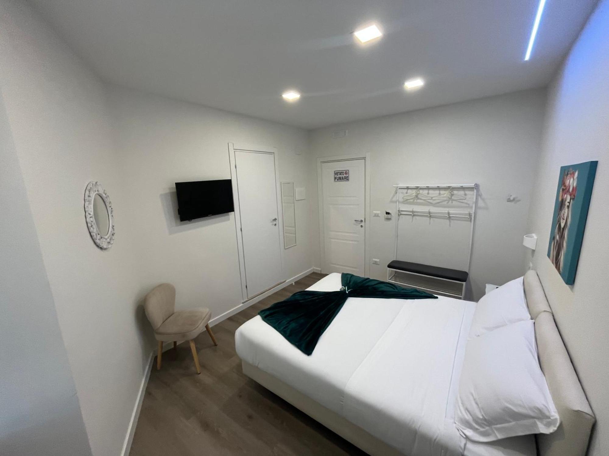 F Rooms Napoli Via Sementini Esterno foto