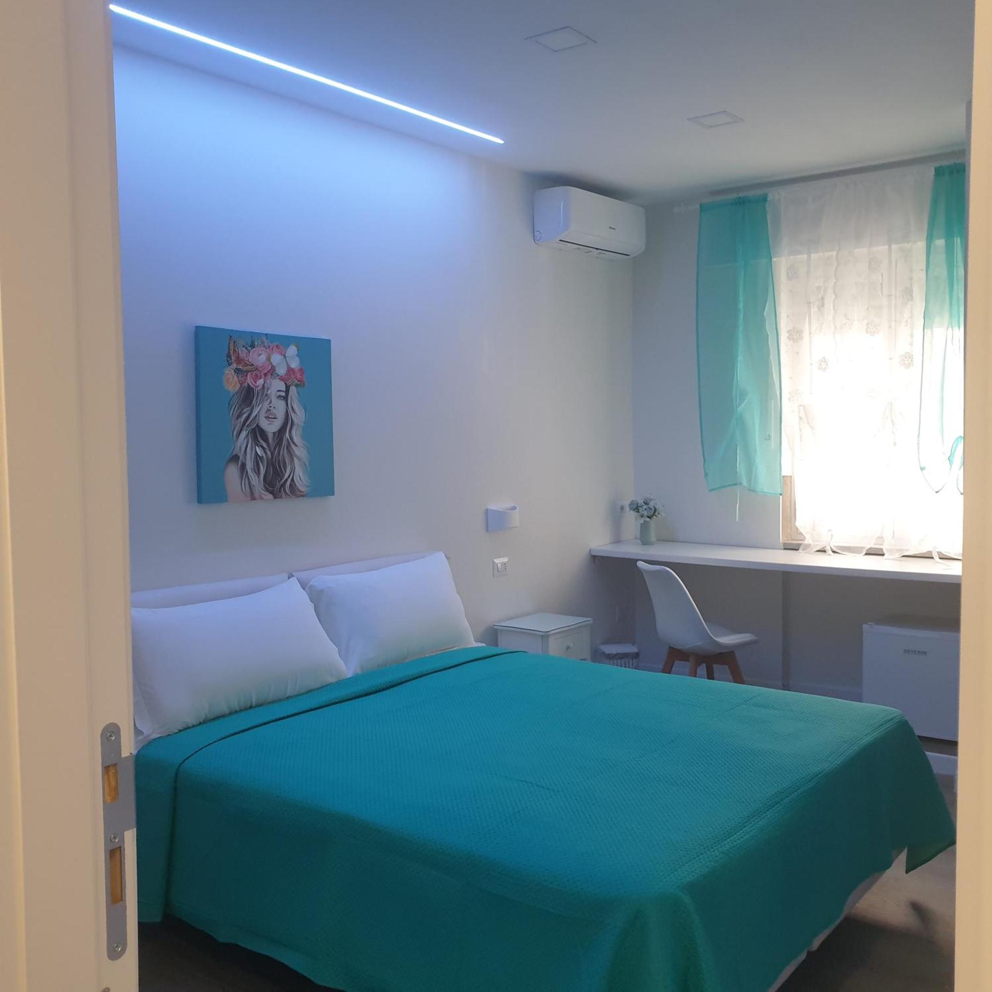 F Rooms Napoli Via Sementini Esterno foto